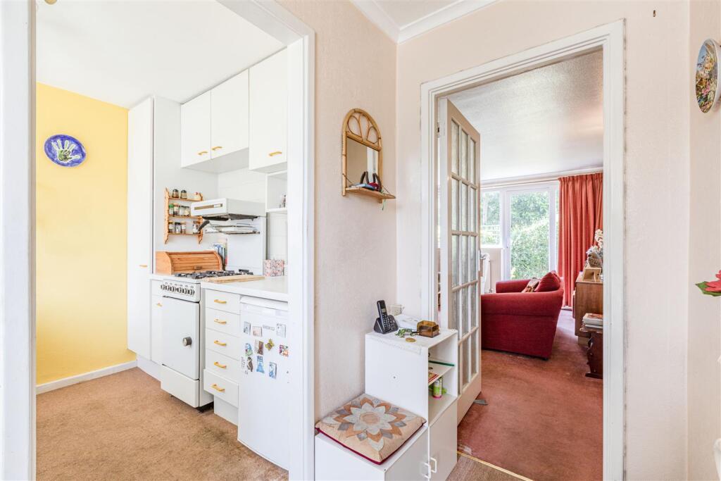 11 Old Orchard, KT14 7QX. - 2.jpg