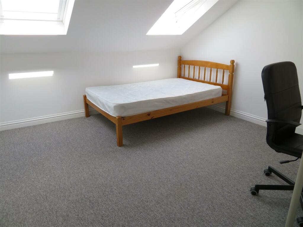 11 Stansted Bed6.JPG