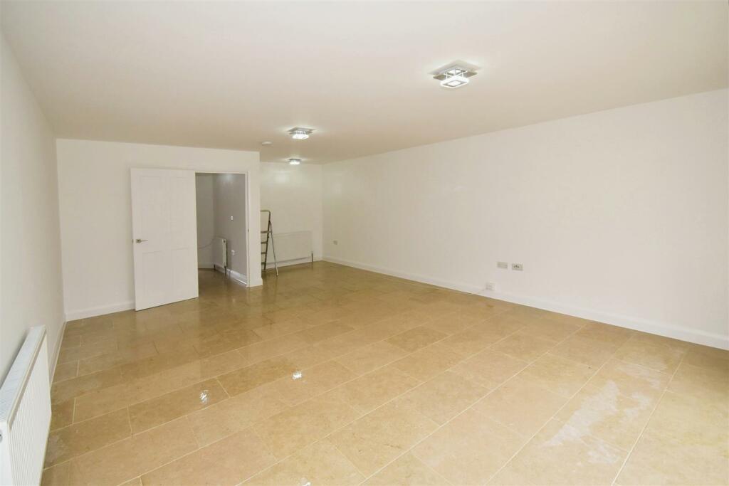 b4c401db-1Living1.JPG