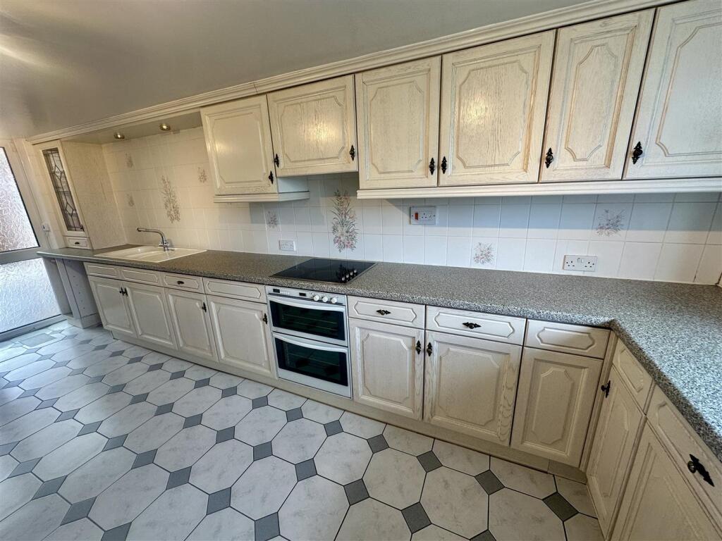 KITCHEN/BREAKFAST ROOM