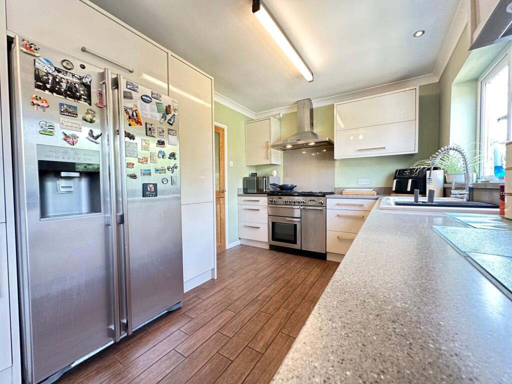 Fully Fitted Kitchen