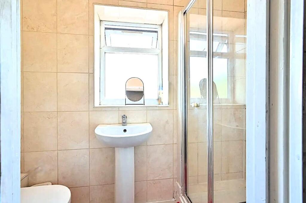 bathroom 3.jpg