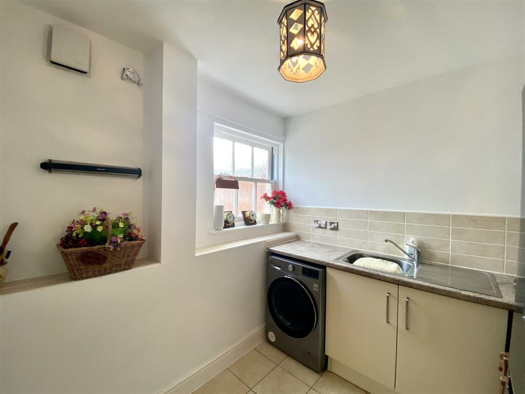 UTILITY ROOM/CLOAKROOM/WC