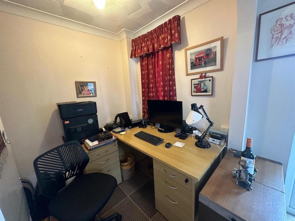 OFFICE AREA: 5'7 extending to 8'5" x 5'8"