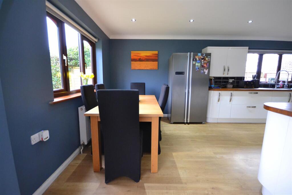 Kitchen/ Dining room