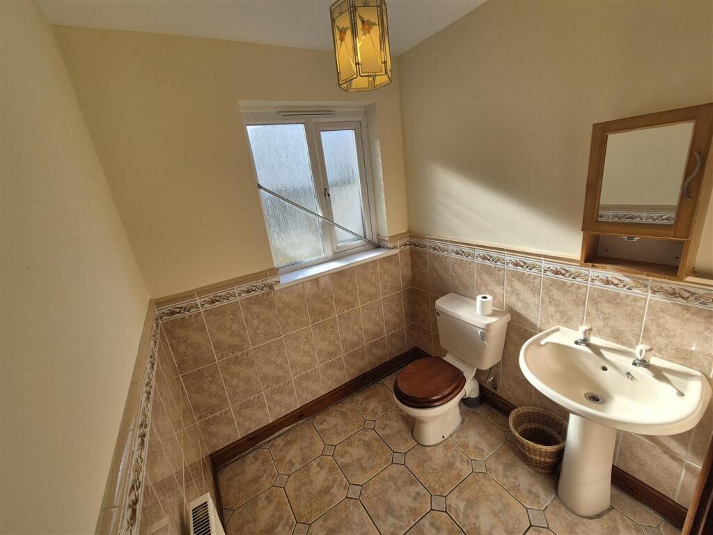 DOWNSTAIRS WC/ TY BACH I LAWR GRISIAU