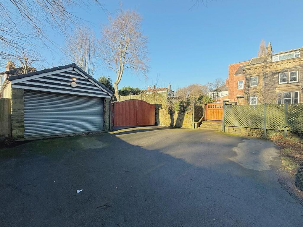 DOUBLE GARAGE/PARKING