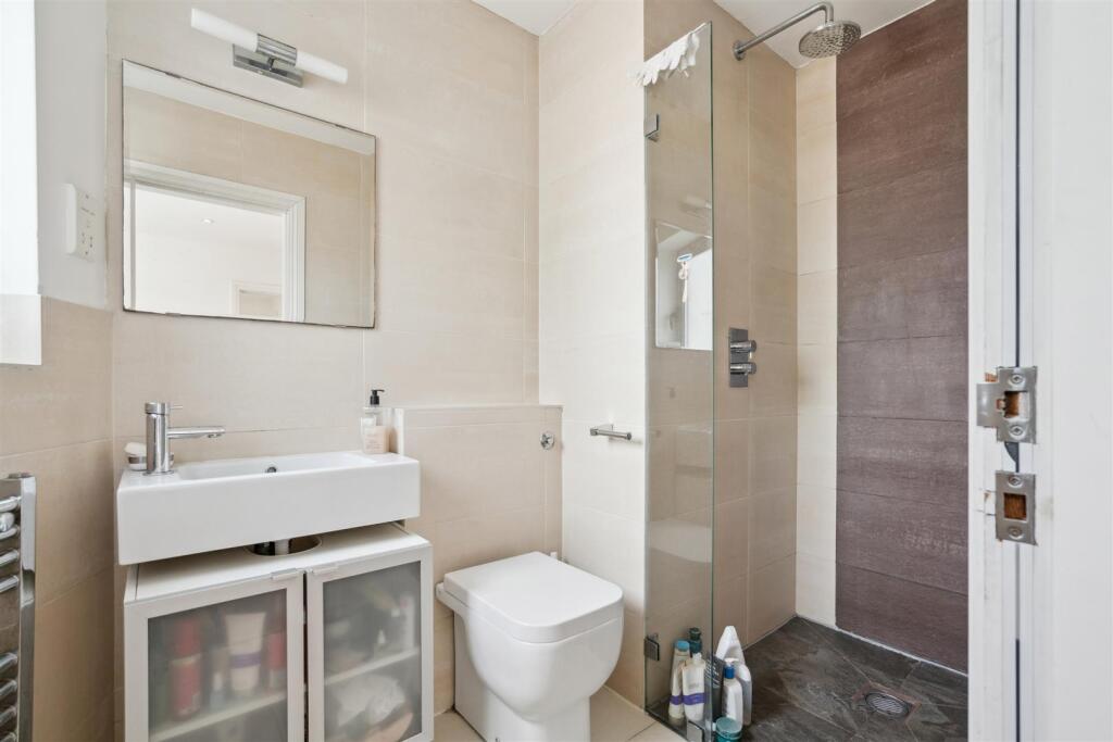 Flat 1, 191 Hartfield Road SW19 bathroom 2.jpg