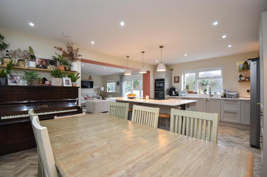 Open plan kitchen &amp; living space