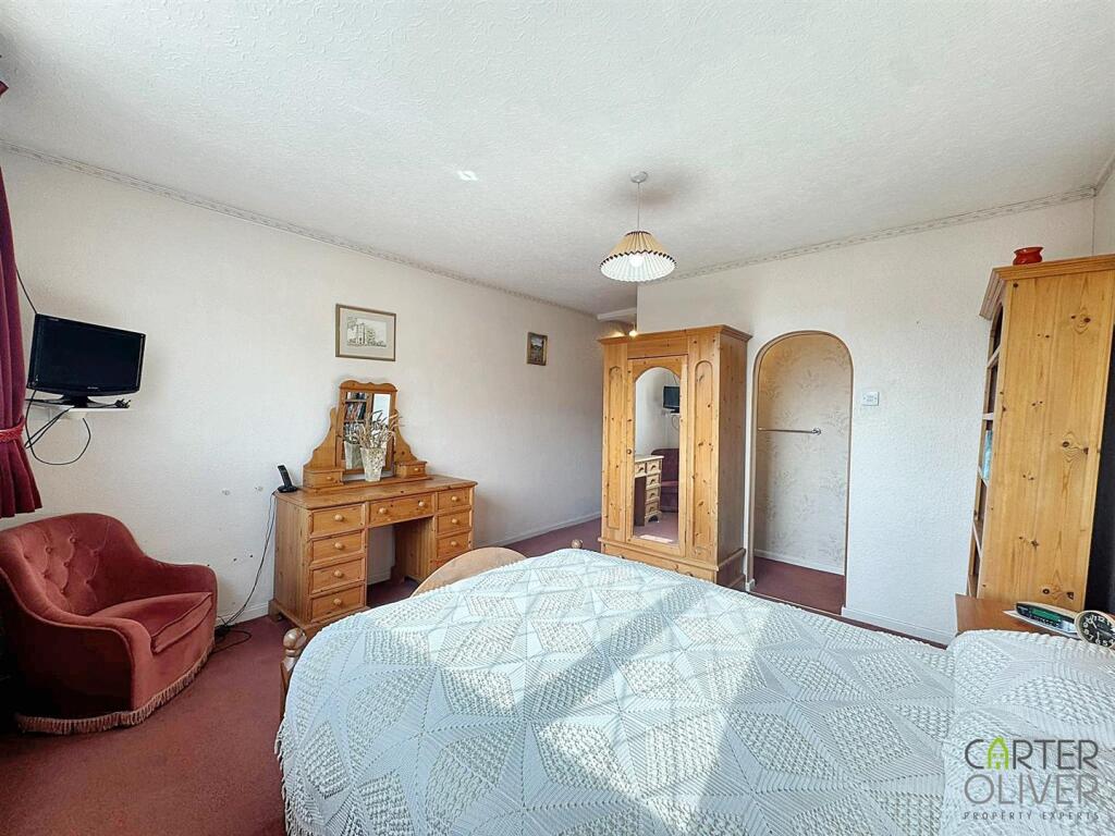 PRINCIPAL BEDROOM FRONT
