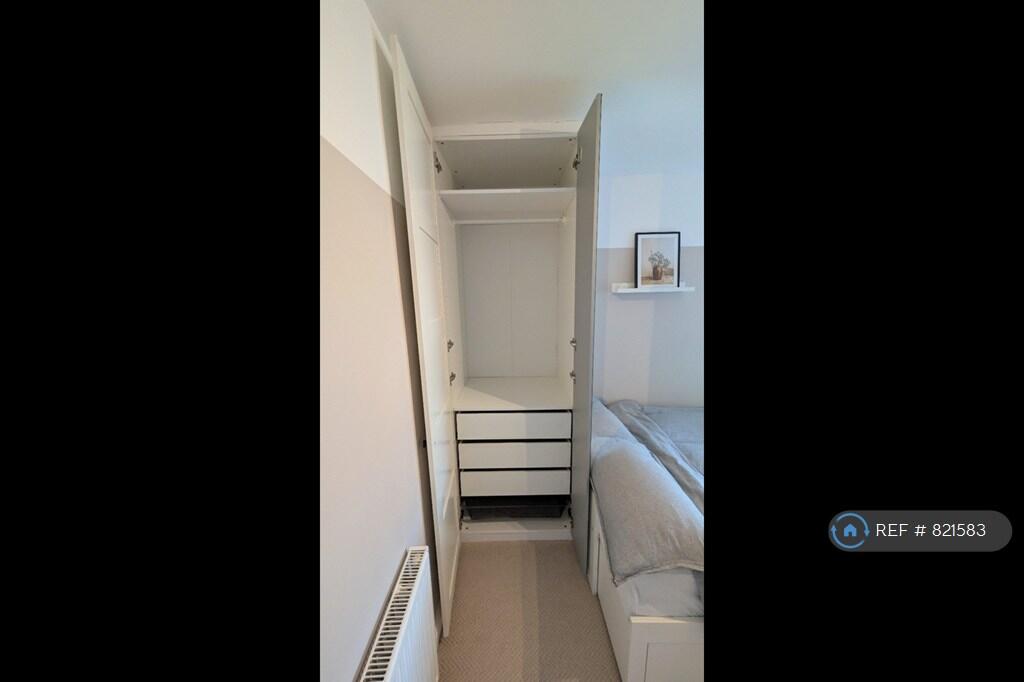 Rear Bedroom - Wardrobe &#43; Drawers 