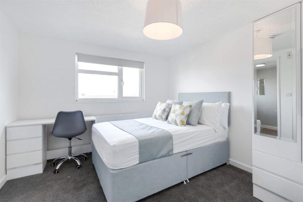 Bright and inviting double bedroom featuring mo...