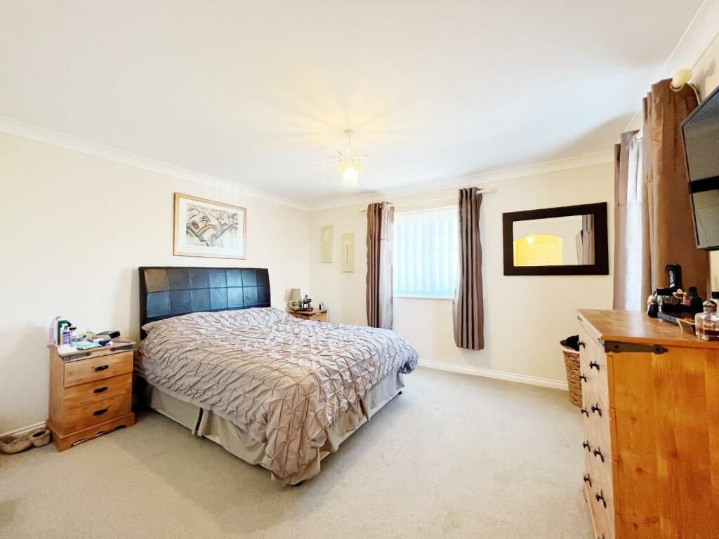 Bedroom 1 pic 1.jpg
