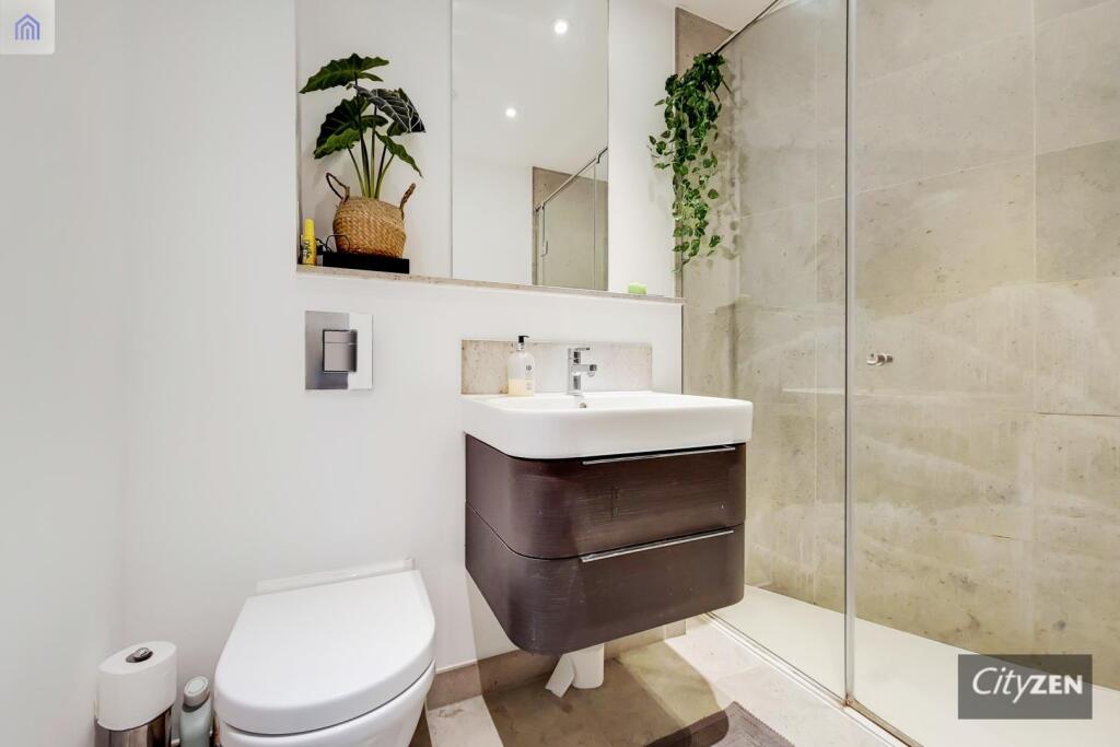 EN SUITE SHOWER ROOM