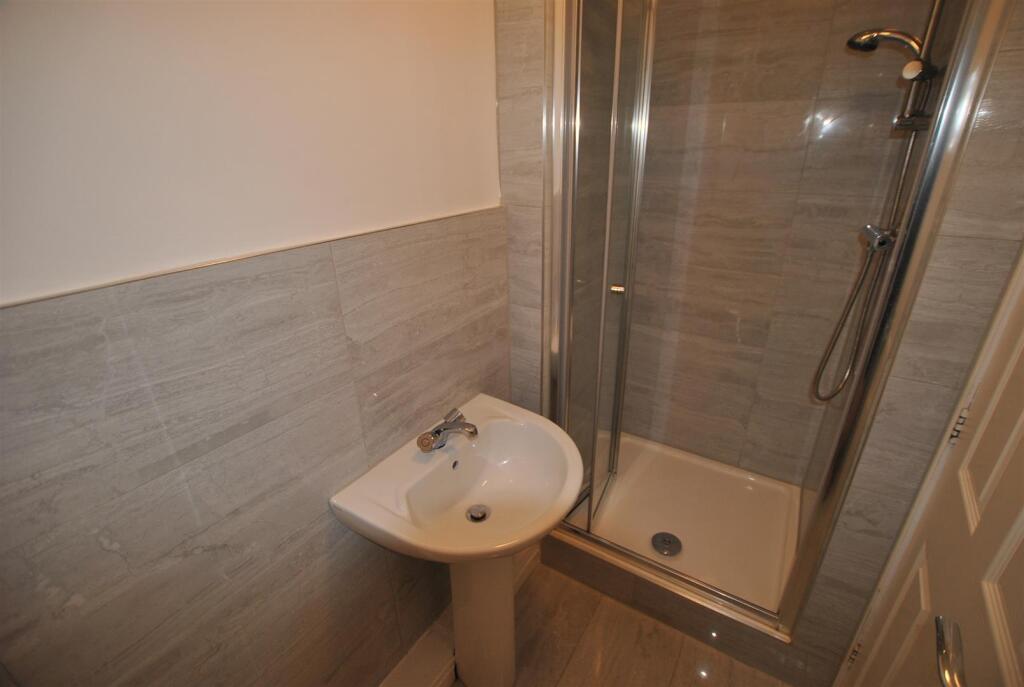 EN-SUITE SHOWER ROOM