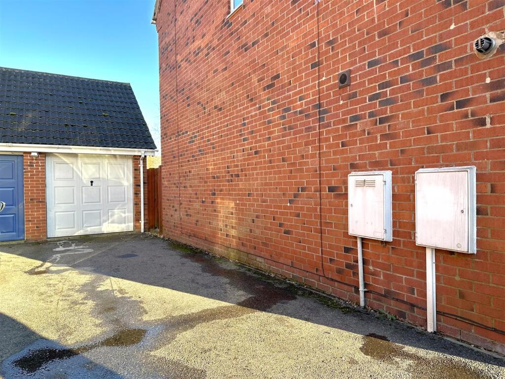 GARAGE &amp; Multi-Car Driveway 511