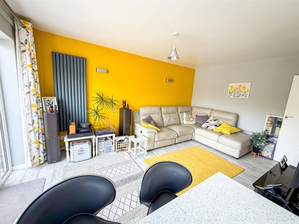 ALTERNATE VIEW OF LOUNGE