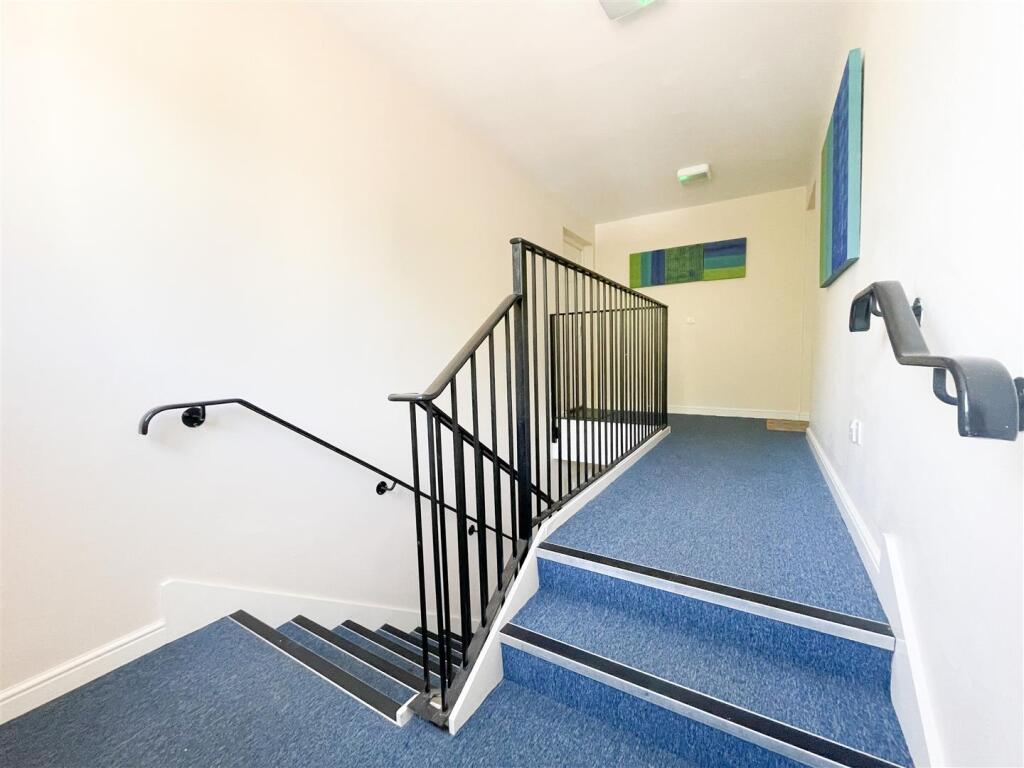 COMMUNAL ENTRANCE HALLWAY
