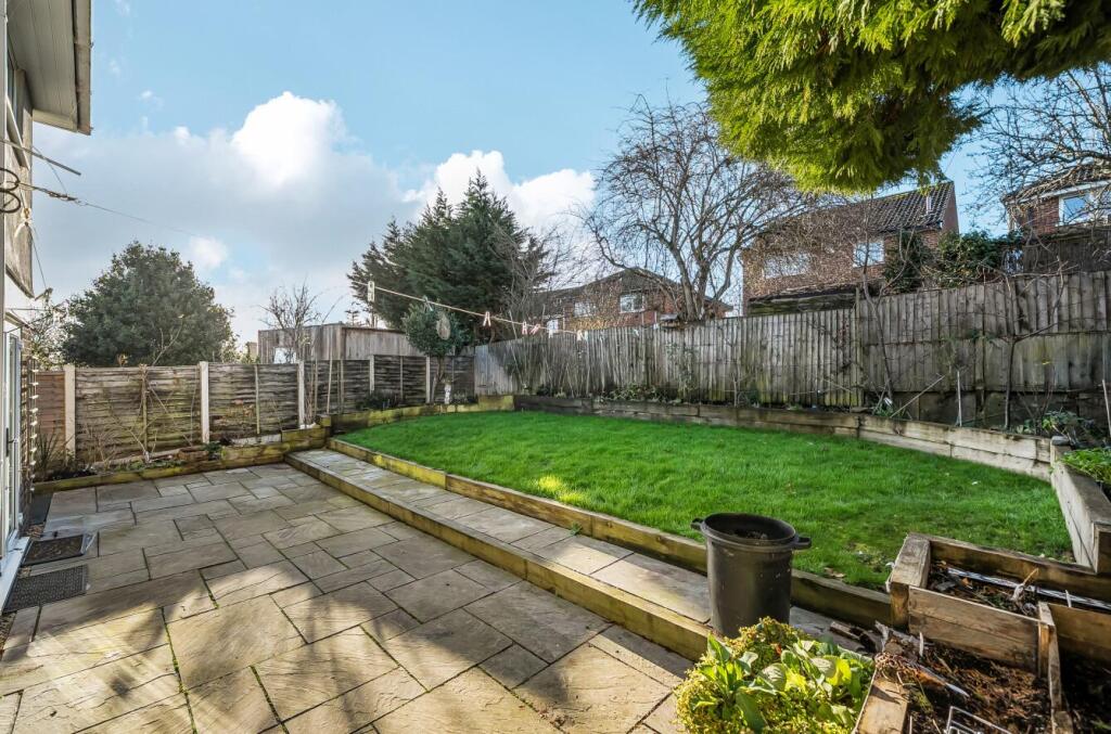 31 Harmans Way, Weedon