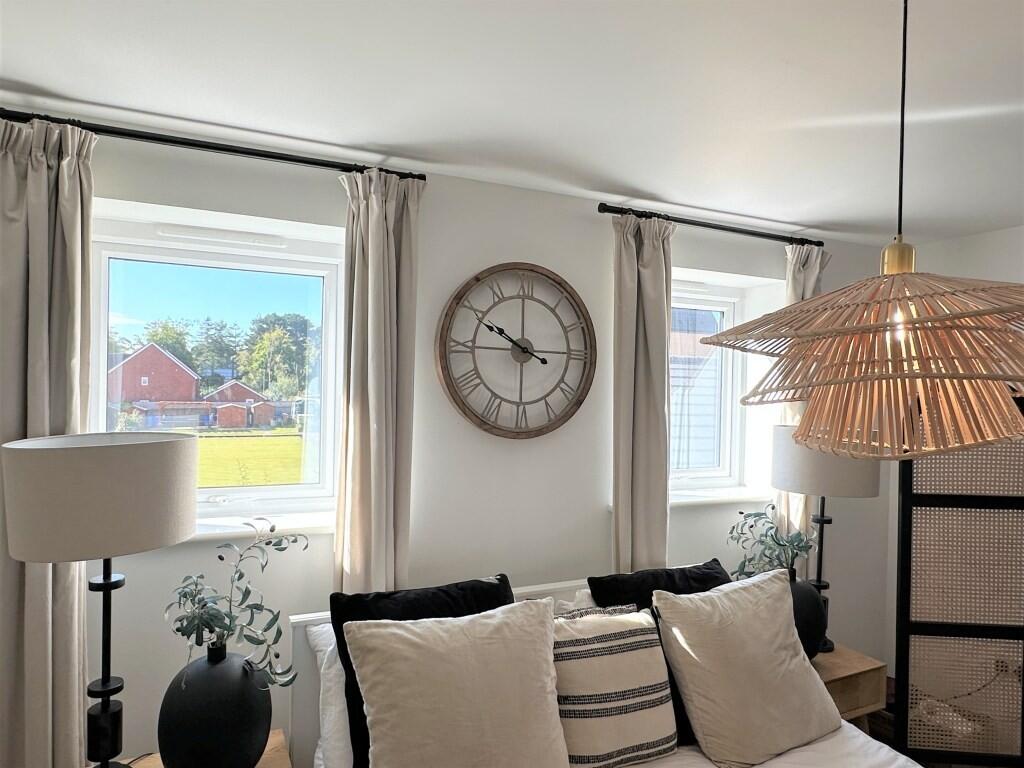 PRINCIPAL BEDROOM...