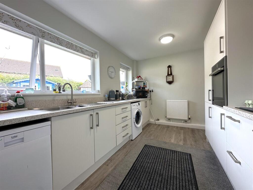 Expansive Kitchen 639