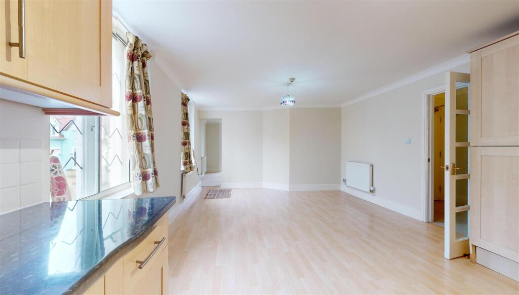 School Gardens 2, Flat 2 Dining Area.jpg