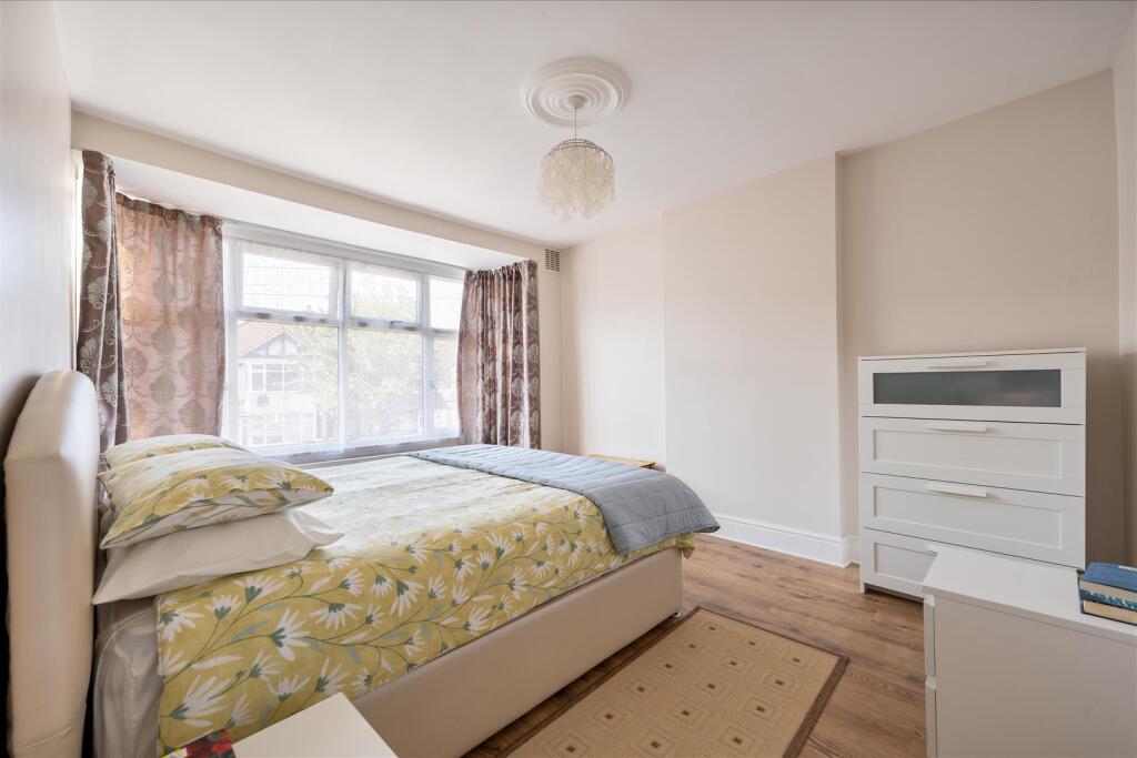 Larkswood Road, E4