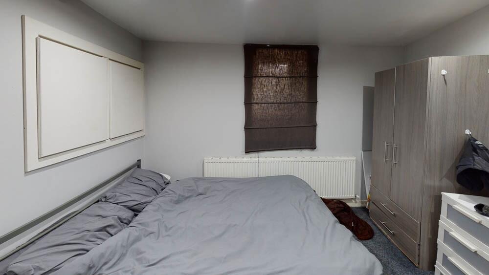 Neatly presented double bedroom with a large be...