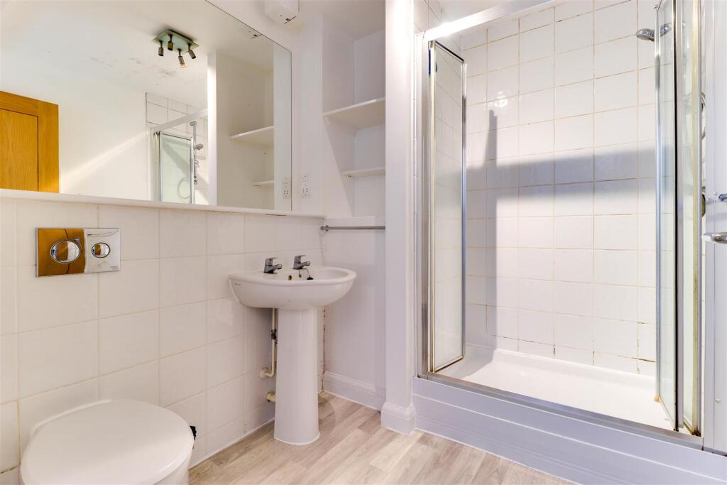 35. En-suite.jpg