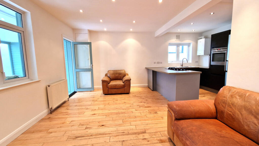 LOUNGE AREA