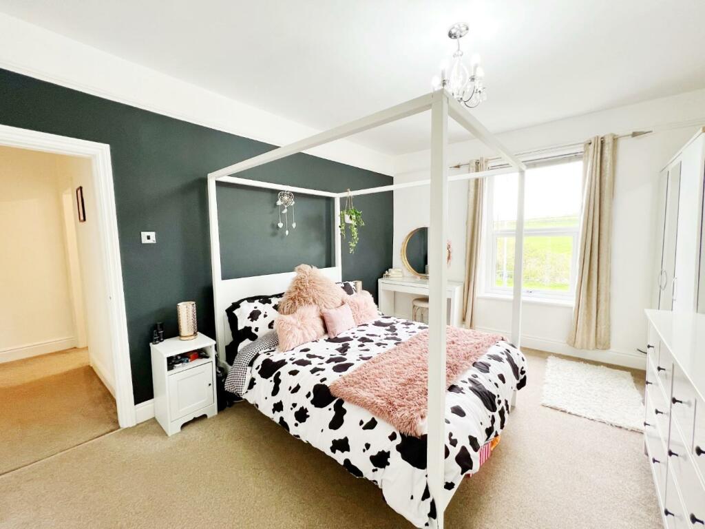 Bedroom 1 pic 2.jpg