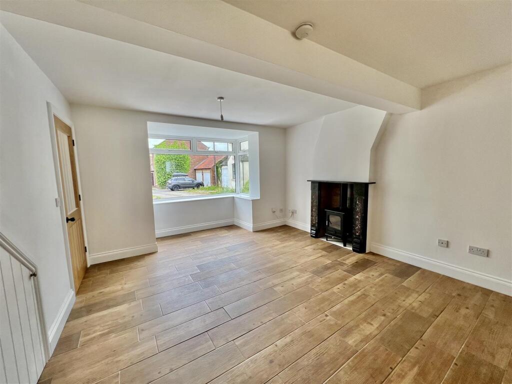 OPEN PLAN LIVING SPACE