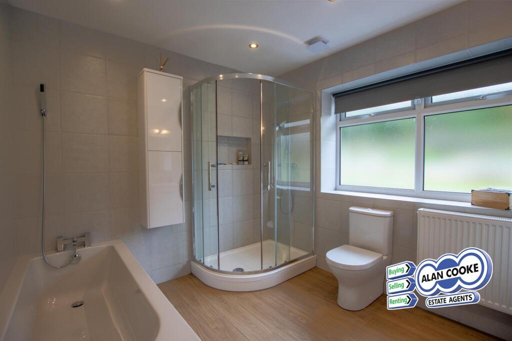 EN-SUITE BATHROOM