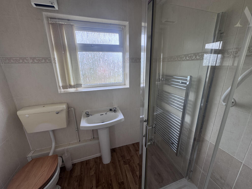 71 Colesbourne Road Bathroom