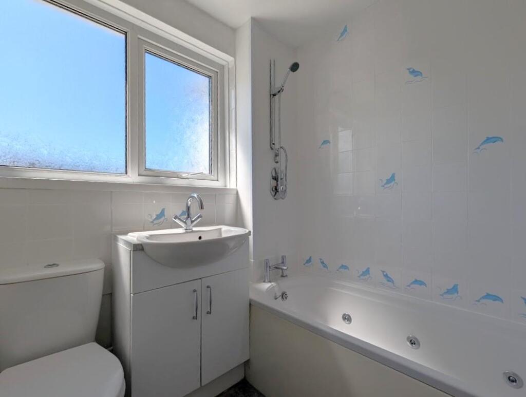 Bathroom 2.jpg