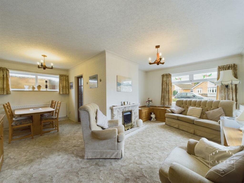 L SHAPED LOUNGE/DINING ROOM