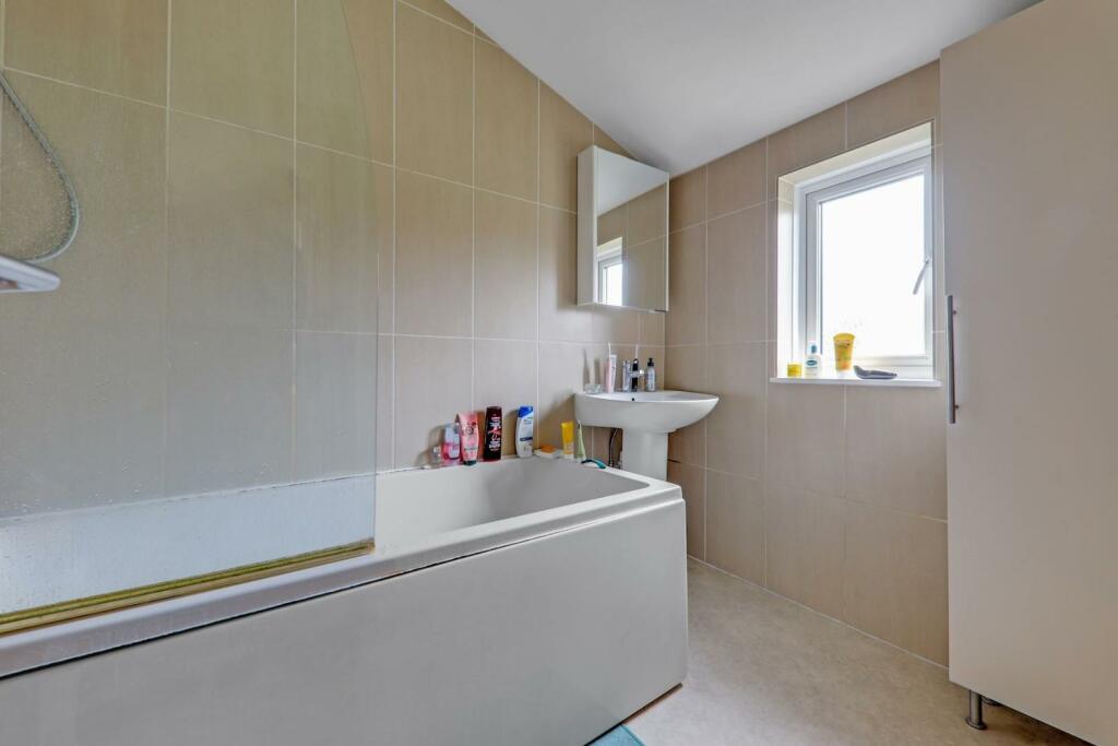 13-69f0JHPropWorld - 7 Canal Walk - 37-medium.jpg