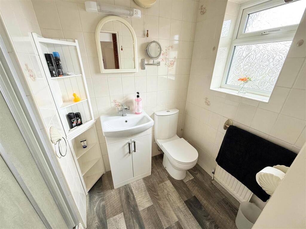 EN-SUITE SHOWER ROOM
