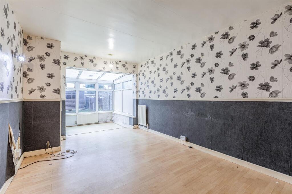 10 Royston Avenue, Byfleet, KT14 7PR - 4.jpg