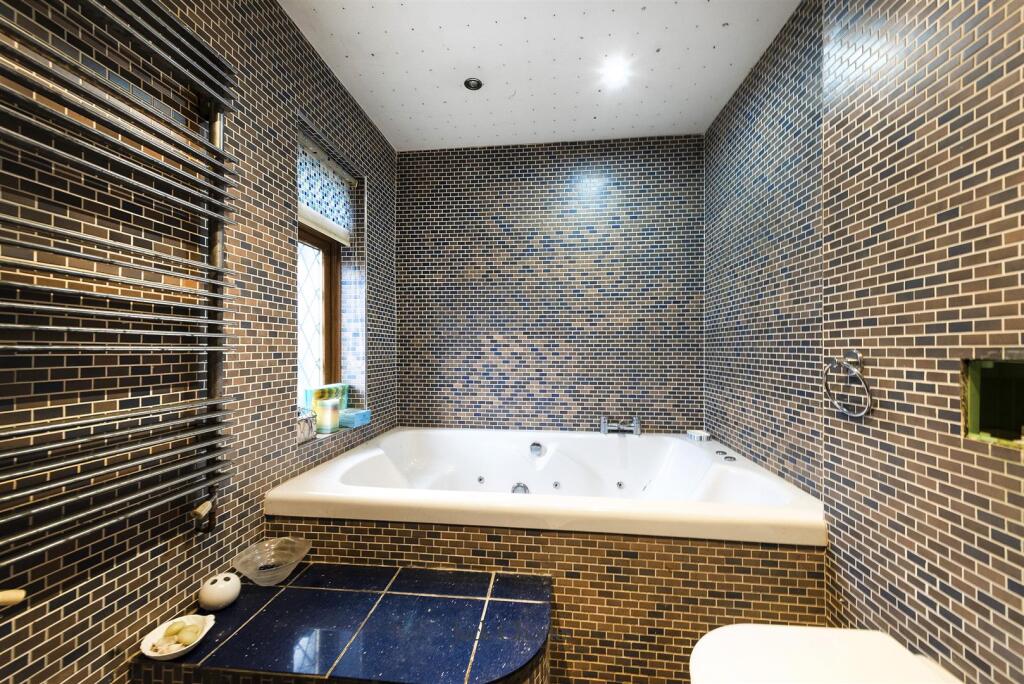 67 Hadlow Rd, TN9 1QB 010.jpg