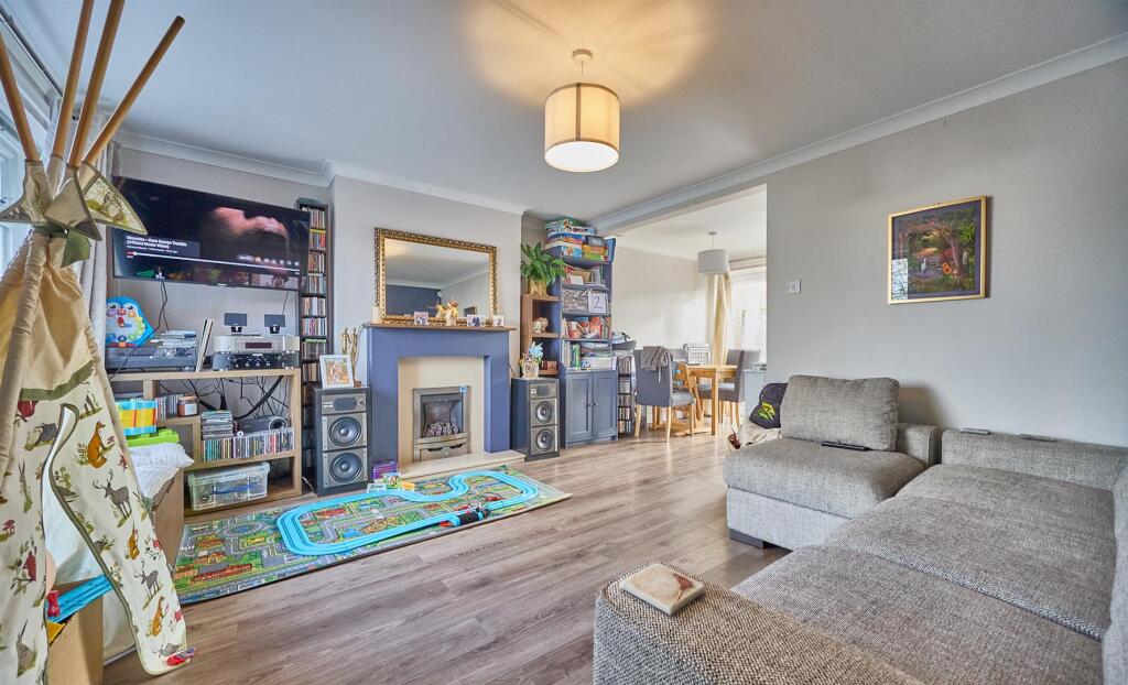 Lounge to front
