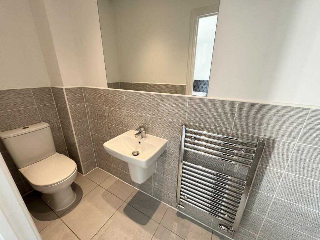BATHROOM 3 /EN SUITE
