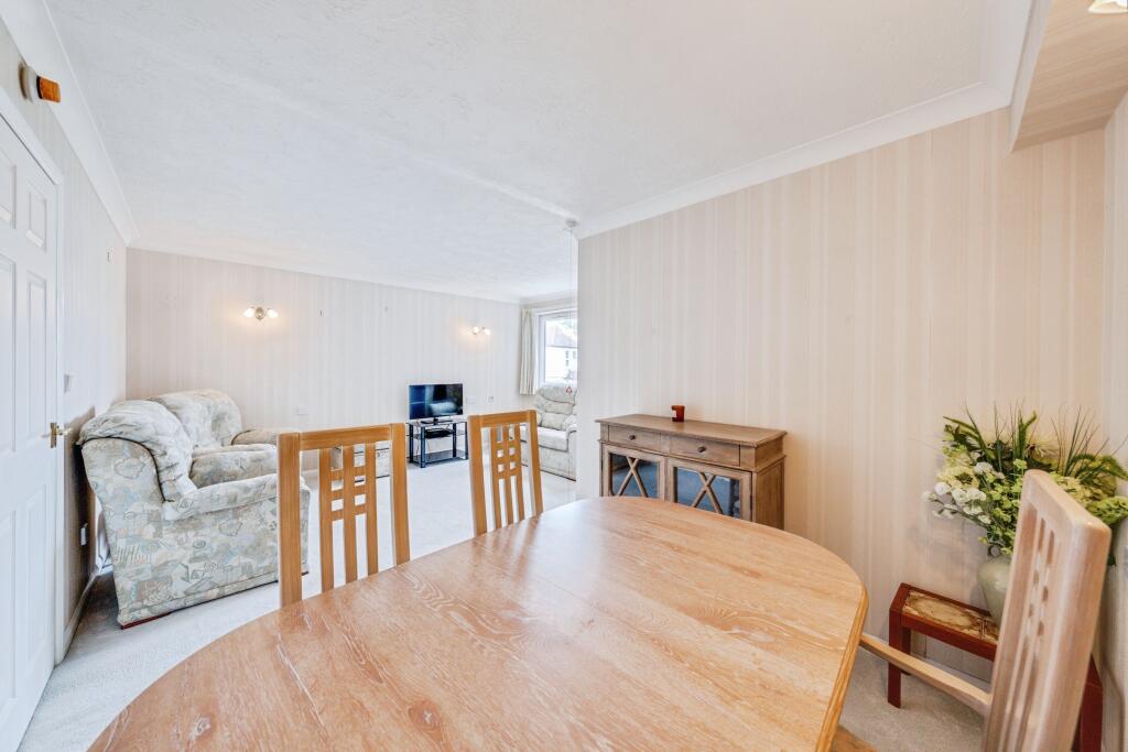 Lounge/Dining Area