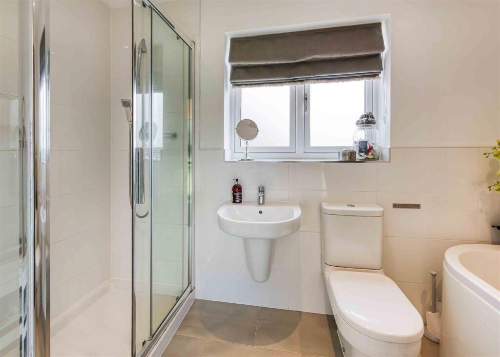 34 Post Office Road-bathroom1.jpg