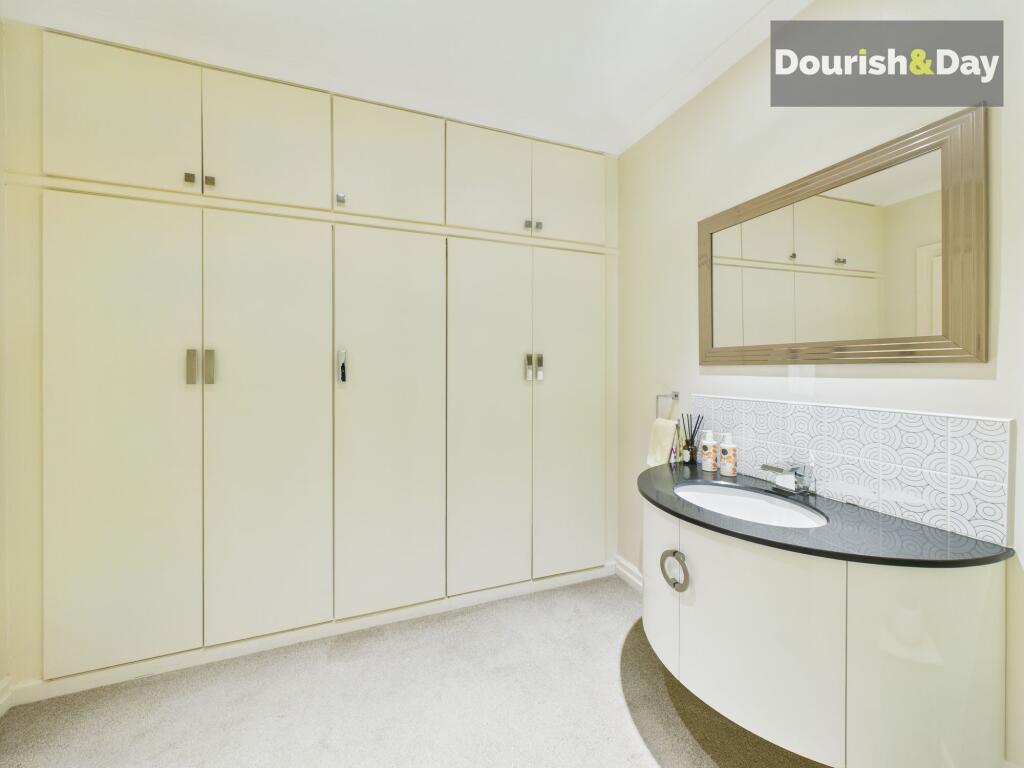 Guest WC/Cloakroom