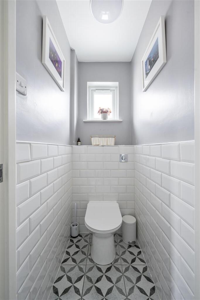 Larkshall Crescent E4