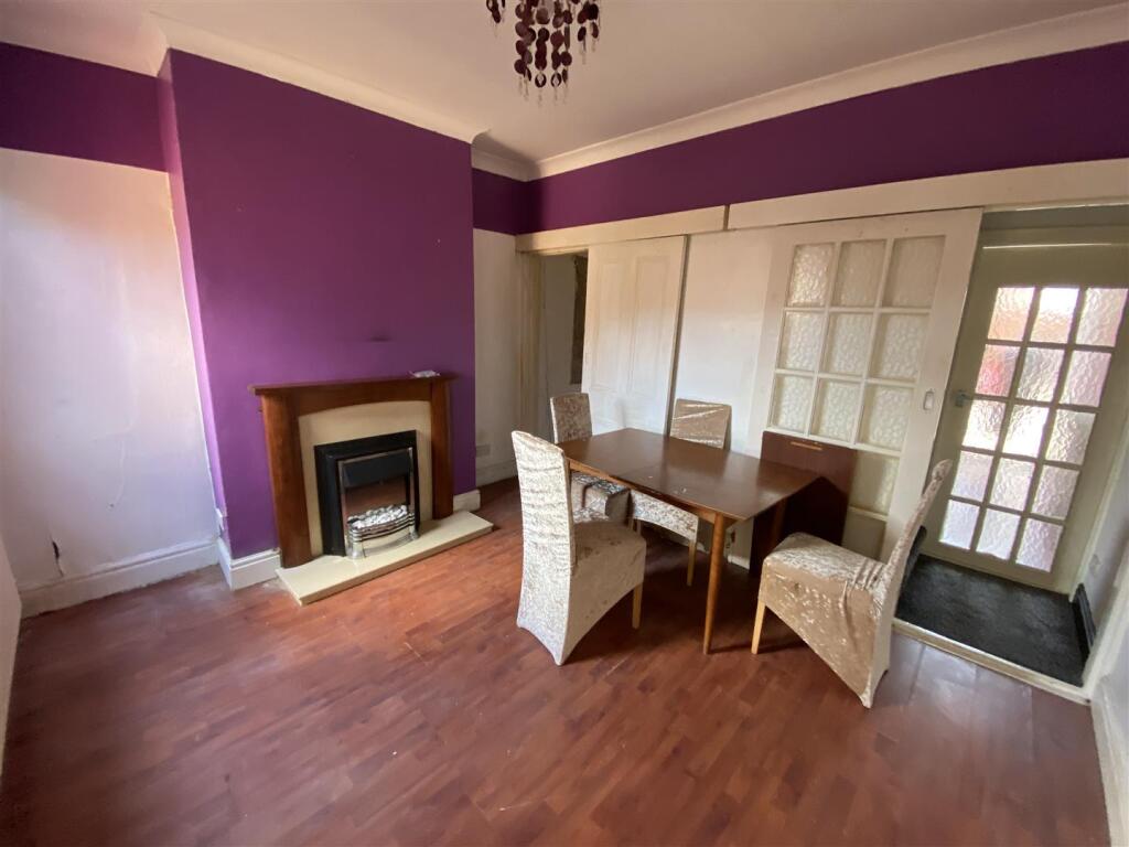 Dining room: