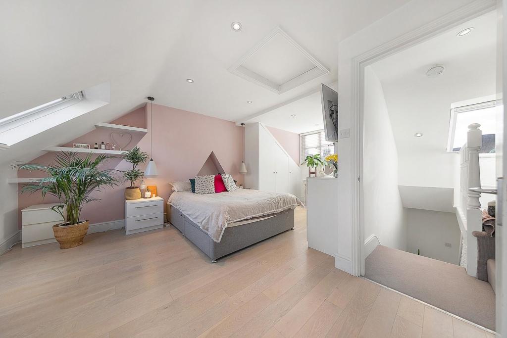 Bedroom One (2).jpg
