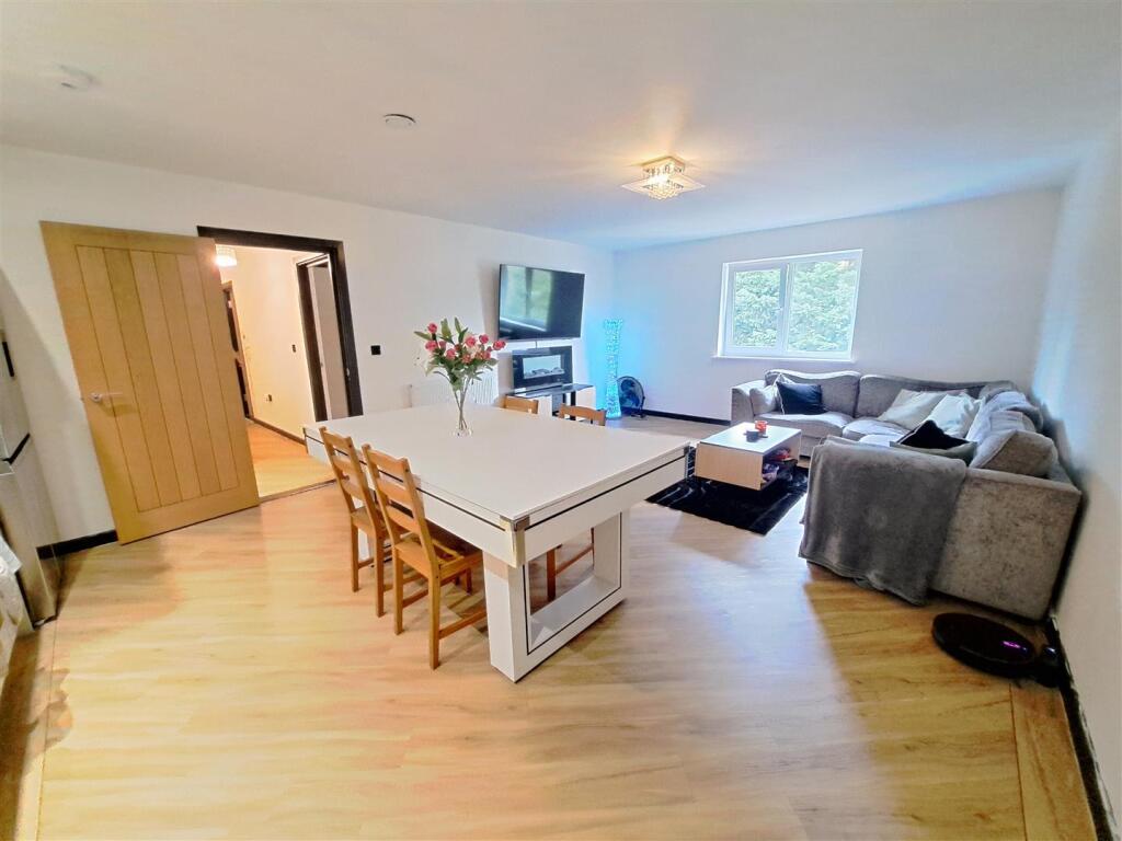 Open Plan Living Room/Kitchen