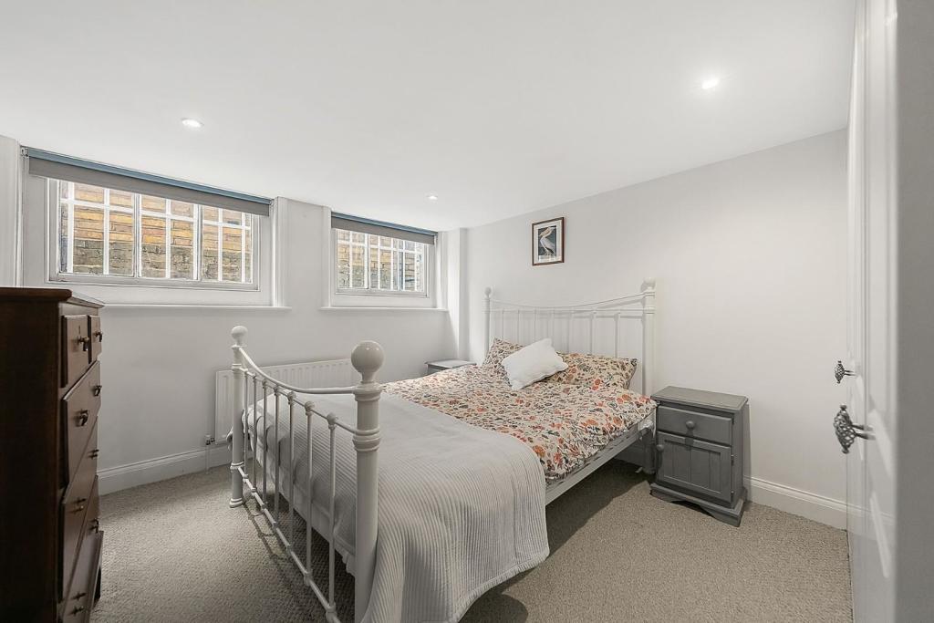 Bedroom (1).jpg